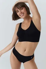 Bombacha tipo bikini de tiro medio, confeccionada en microfibra sin costuras con acabado suave. Presenta un pequeño logo estampado en el lateral y refuerzo interior de algodón.