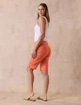 Bermuda color beige de gabardina elastizada, marca Ruby Rd. Tiene pretina ancha elastizada, bolsillos simulados en la parte delantera y bolsillos aplicados en la parte trasera.