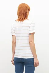 Remera blanca con rayas horizontales color beige y escote en V.