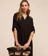 Vestido corto negro de viscosa con cuello solapa y mangas 3/4.