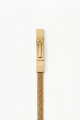 Cinturón elástico metálico color dorado, de diseño fino y ajustable con hebilla rectangular lisa.