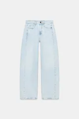 Jeans de tiro alto con diseño barrel y cinco bolsillos, de pernera holgada que se estrecha hacia el tobillo, en tono celeste claro.