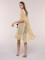Kimono Do Everything In Love de tejido calado en color beige, con diseño abierto de manga corta y largo midi.