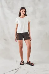 Short de tiro medio con estampado animal print.