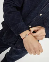 Pulsera roja de cuero trenzado con cierre de mosquetón entrelazado bañado en plata.