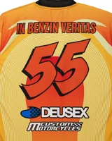 Remera de motocross manga larga marca Deus Ex Machina, en tonos azules con gráficos estampados en color rosa y negro. Presenta cuello redondo, puños elásticos y diseño deportivo con logotipos de la marca.