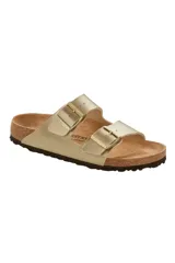 Sandalias Birkenstock Arizona Bf color dorado, con dos correas ajustables con hebillas metálicas y plantilla anatómica de corcho y látex.