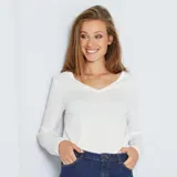 Camiseta blanca de manga larga con cuello en V.