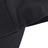 Gorra Adidas negra con logo de la marca bordado en blanco en el lateral y las tres tiras características en la visera.