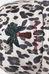 Gorra de algodón con estampado animal print tipo leopardo, diseño clásico con visera curva y detalle bordado en el frente de una palmera con la marca bordada debajo.