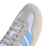 Championes urbanos Adidas Barreda Decode, color blanco con detalles celestes y suela color caramelo.