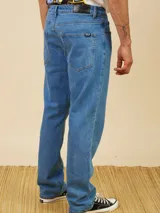 Pantalón de jean celeste de corte recto.