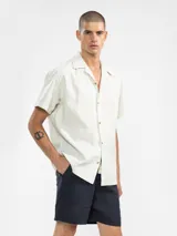 Short de lino premium con corte relajado, cintura elástica con cordón ajustable, bolsillos laterales y bolsillo trasero.