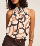 Blusa sin mangas de chiffon con cuello halter y estampado de eslabones en tonos marrón y negro.