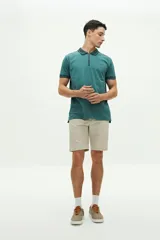 Bermuda de gabardina color beige con logo bordado, bolsillos laterales y traseros, cierre con cremallera y presillas para cinturón.