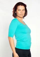 Remera color celeste de microfibra sin costura con escote a la base y mangas 3/4.