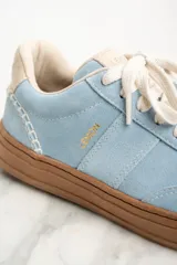 Zapatilla de gamuza celeste con cordones blancos, suela marrón y detalle de la marca "Lemon" en el lateral.