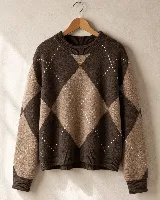 Sweater de punto con diseño de rombos en tonos marrón y negro, cuello redondo y puños acanalados.