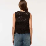 Chaleco marrón de crochet con flecos en el ruedo y cierre con botón dorado.