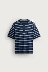 Camiseta de manga corta a rayas horizontales azul marino y blancas, de corte regular fit, con cuello panadero y cierre frontal de botones.