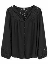 Camisa negra de manga larga, con detalles de bordado Inglés en el canesú y los puños, y cierre frontal de botones.