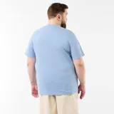 Remera celeste de manga corta y cuello redondo, con estampa frontal tipográfica en el pecho.
