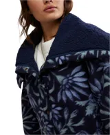 Tapado largo de polar con estampado floral en tonos azules, cuello de sherpa azul marino y cierre con botones a presión.