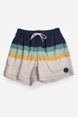 Short de baño celeste con estampado de hojas pequeñas en tonos verdes y blancos. Cuenta con cintura elástica con cordón ajustable, bolsillos laterales y un parche circular con logo en la parte inferior.