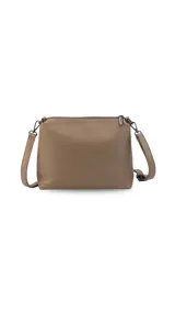 Cartera tipo hobo de cuero sintético color tostado, con diseño de hombro, costuras verticales decorativas y monedero pequeño extraíble a tono.