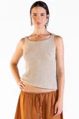 Musculosa de punto canalé color dorado, con escote bote y tirantes anchos, confeccionada con mezcla de viscosa e hilos metálicos Lurex.