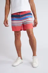 Short de baño con cintura elástica y cordón ajustable, confeccionado en tela ligera de secado rápido. Presenta un estampado botánico integral en tonos amarillos, blancos y azules, con dos bolsillos delanteros y uno posterior.