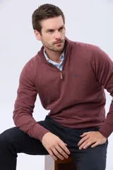 Buzo liso de punto fino en hilo de algodón color azul marino, con cuello alto y cierre frontal parcial con detalle de tirador de cuero.