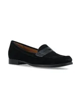 Mocasines de gamuza negra con detalle de estampa reptil en la tira del empeine, costuras pespuntadas y suela plana con pequeño tacón.