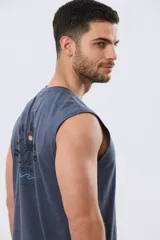 Musculosa azul melange con estampado en la espalda que incluye texto y gráficos de palmeras y olas.