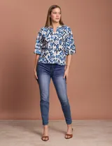 Blusa de gasa estampada en tonos azules y negros, marca Sioni. Tiene cuello a la base con escote en V, abertura central con botones y mangas tres cuartos fruncidas.