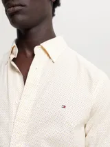 Camisa de hombre Tommy Hilfiger de corte regular, color crema con microestampado de puntos y logo bordado en el pecho.