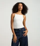 Blusa femenina sin mangas, confeccionada en tejido de algodón con elastano. Presenta un diseño ajustado al cuerpo con escote halter y tirantes finos elásticos.
