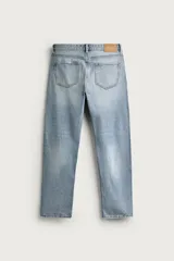 Jeans regular fit confeccionados en denim de algodón celeste con efecto lavado, de cinco bolsillos y cierre frontal con cremallera y botón.