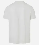 Remera de algodón con cuello redondo, mangas cortas y corte regular. Presenta un diseño con franjas horizontales en tonos contrastantes en la parte superior del pecho.