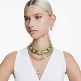 Par de aros tipo argolla de acrílico rosa con cristales verdes y rosados engarzados en monturas doradas.