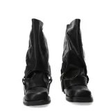Botas altas Miss Carol Nash de color negro, con diseño de caña arrugada, puntera redondeada, tacón bajo y una tira decorativa con hebilla metálica en el tobillo.