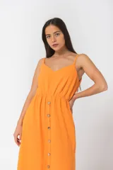 Vestido largo color naranja de breteles finos, con escote en V y botones frontales.