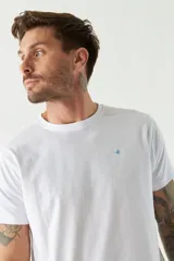 Remera azul marino de manga corta con logo bordado en el pecho. Corte clásico.