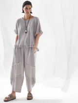 Blusa gris de lino con mangas cortas y volados en ruedo y mangas.