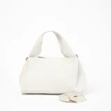 Bandolera blanca de cuero sintético con correa ajustable y herrajes dorados.