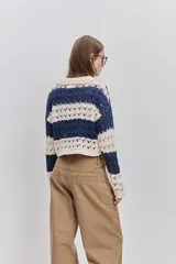 Sweater de punto calado a rayas horizontales marrones y beiges, con cuello tipo polo y escote en V.