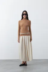 Polera de manga larga y cuello alto, confeccionada en tejido de punto fino, con un ajuste ceñido al cuerpo.