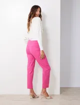 Pantalón de gabardina elastizada color fucsia, de corte recto y pretina ancha pespunteada. Tiene bolsillos simulados.