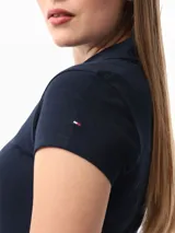 Chomba Tommy Hilfiger azul marino de piqué, corte slim, cuello tipo polo, cartera de dos botones, manga corta y logo bordado en el pecho.