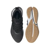 Championes Adidas Alphaboost V2 negros con mediasuela Boost, amortiguación Adiprene+ y suela de goma color caramelo.